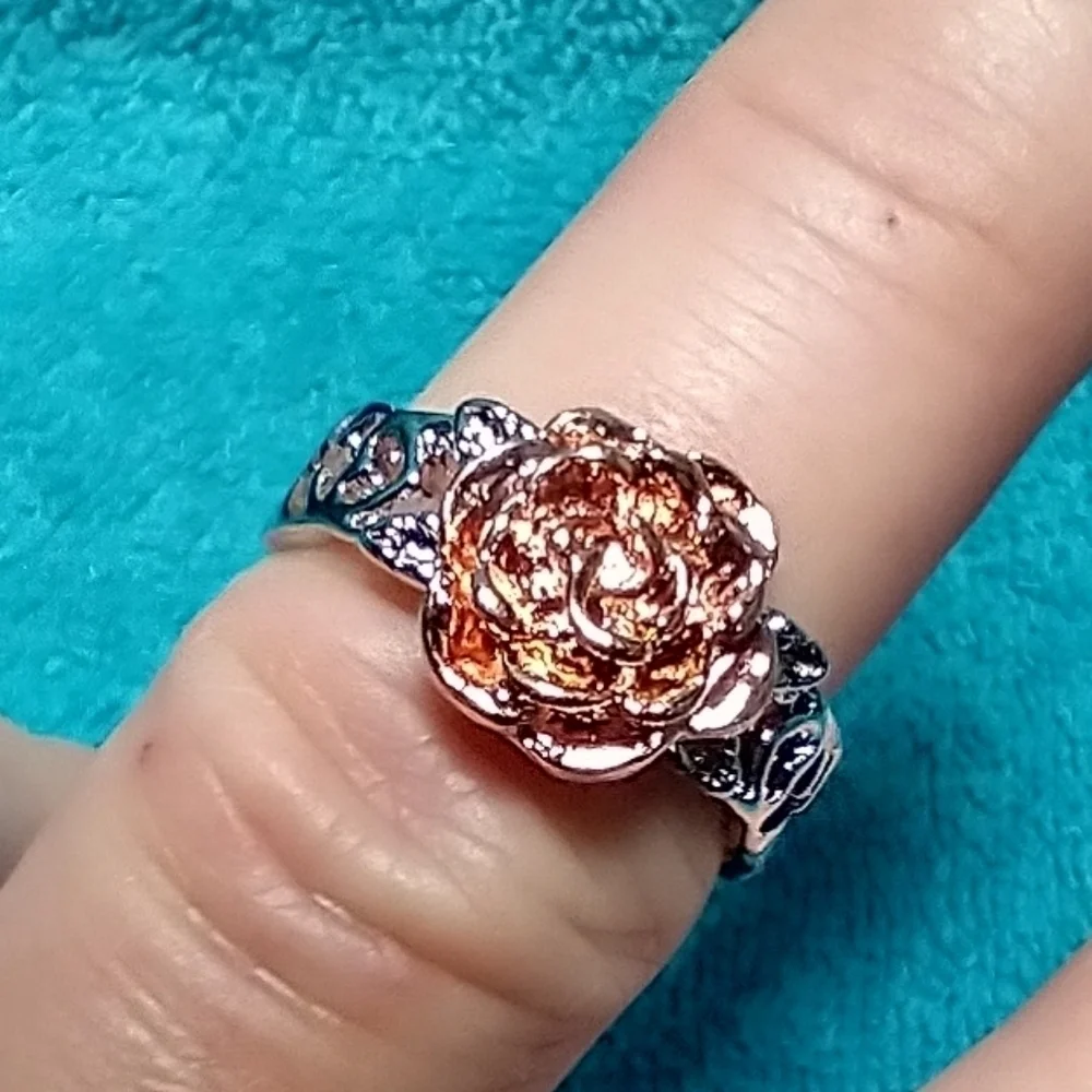 Goldtone rose silvertone band flower floral ring